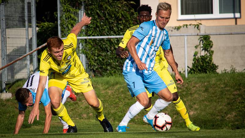 Fotbalisté Prostějova (v bílo-modrém) porazili Varnsdorf 3:2.