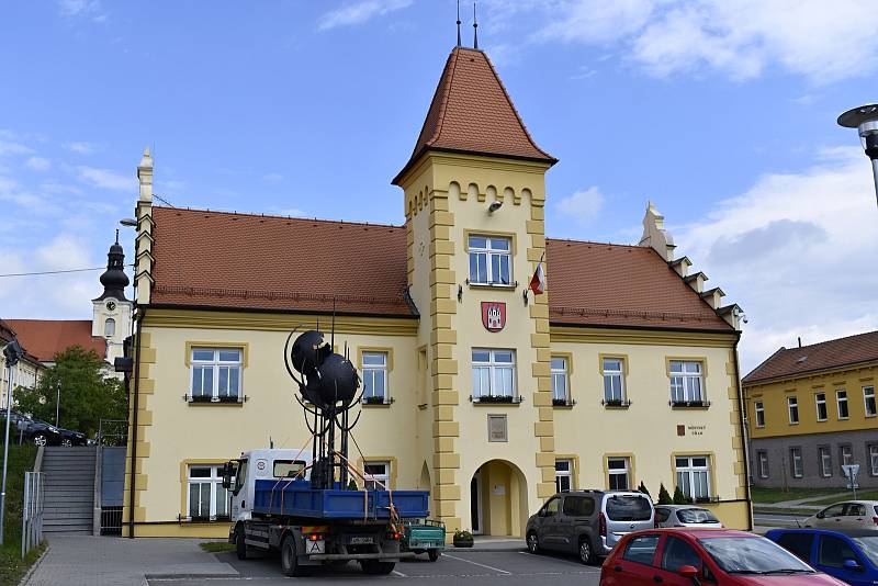 Ve středu 6. května 2020 byl před kosteleckou radnici instalován památník obětem II. světové války.