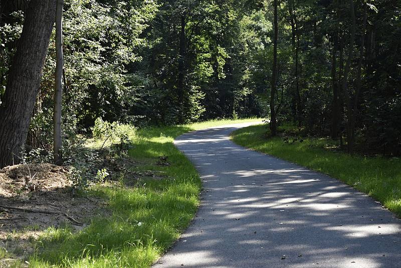 ZÁKAZ. Stezka je dávno hotová, ale oficiálně se na ni nesmí ani vstoupit. Foto: Deník/Zdeněk Vysloužil