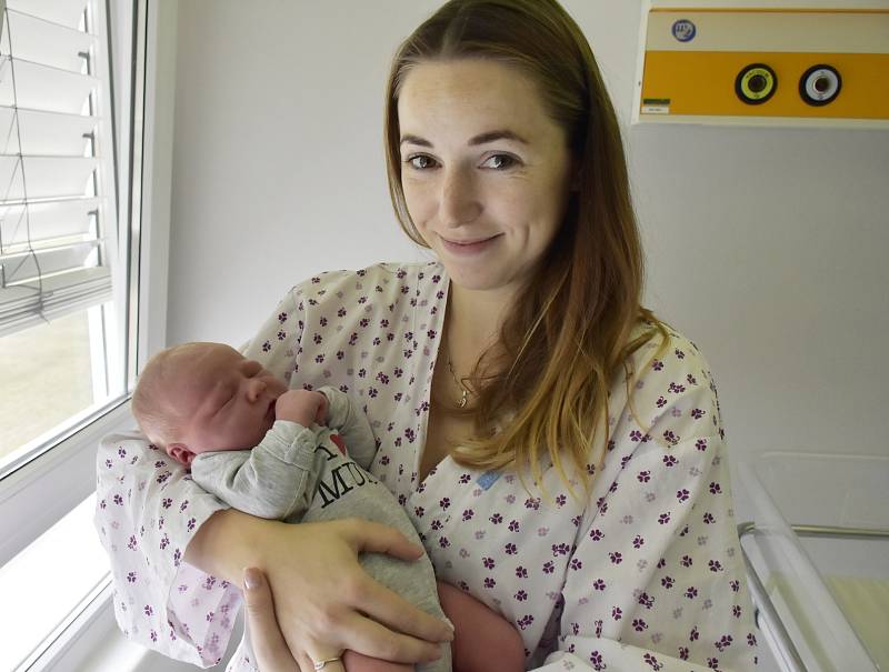 Kristýnka s maminkou Monikou z Křenůvek. První miminko Olomouckého kraje roku 2020 se narodilo v Prostějově