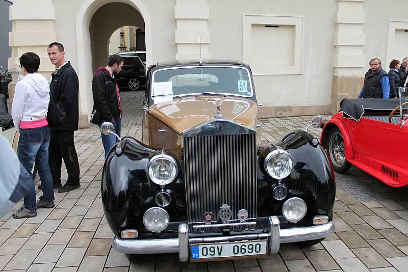 Historické motorky a auta projížděly Prostějovem. 12.5. 2019