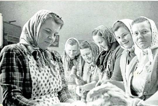 VÝROČNÍ SCHŮZE JZD, 60. léta. Ženy pečou koláče a smaží řízky na výroční schůzi JZD: Vlevo paní A. Cibulková, vpravo paní Tomášková, paní Havelková, paní Trnečková, poslední v řadě paní Kolářová.