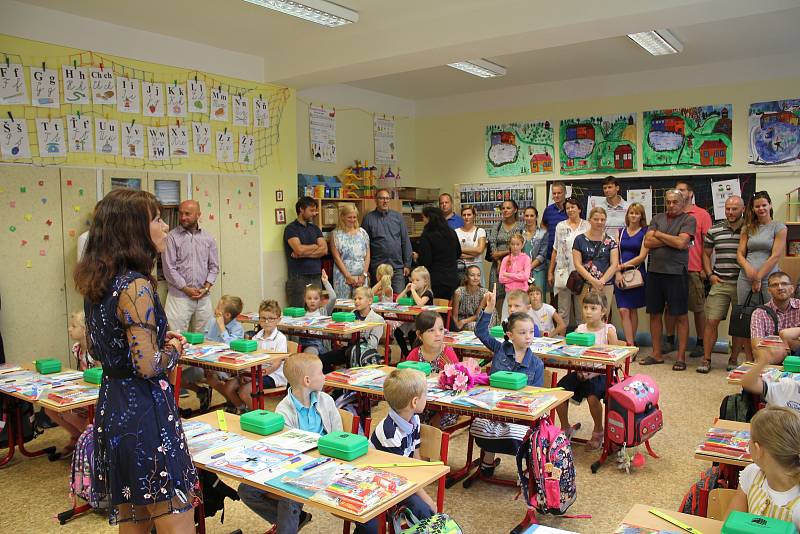 Děti nastupující do základní školy Jana Železného byli pasováni na prvňáčky.
