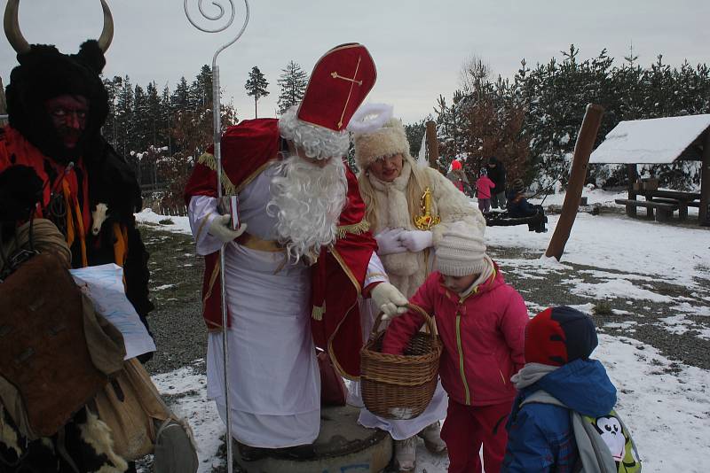 Turisté ze Smržic zorganizovali pro děti mikulášskou nadílku na Velkém Kosíři.