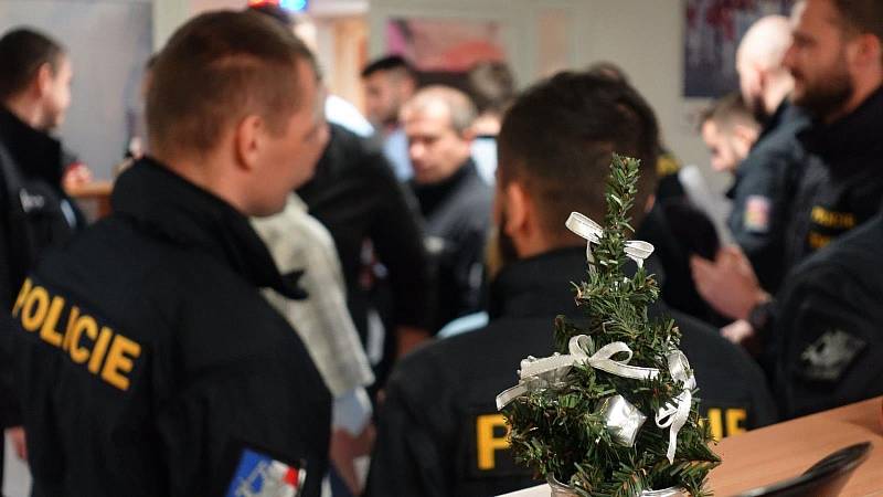 Mikulášský odběr absolvovali v úterý dopoledne policisté a občanští pracovníci územního odboru Policie ČR Prostějov.