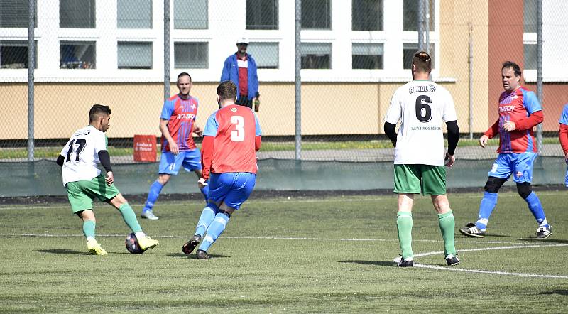 V utkání I.B třídy, skupiny B, dosáhli hladkého vítězství fotbalisté Hané (bílozelení), kteří nasázeli Smržicím čtyři branky. 17. 4. 2022