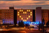 V uplynulých dnech zaujalo svítící srdce na jedné z budov prostějovské nemocnice.