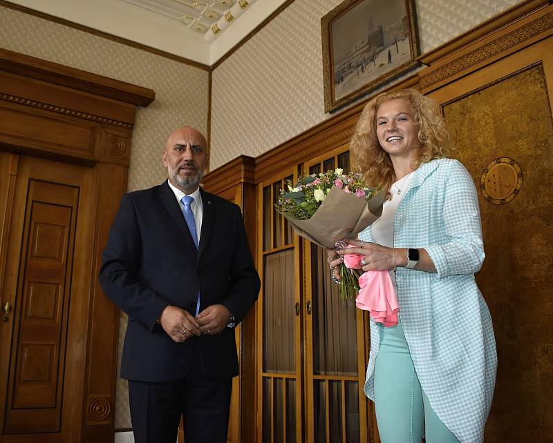Prostějovský primátor František Jura přijal olympijskou vítězku v tenisu Kateřinu Siniakovou. 16.9. 2021