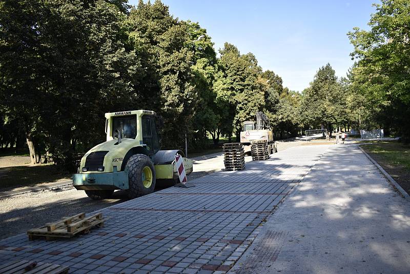 Dopravní trable v jihozápadní části Prostějova nekončí. Aktuálně jsou neprůjezdné ulice Žeranovská a Šmeralova. Šmeralova ulice bude neprůjezdná do poloviny října. 15.9. 2021