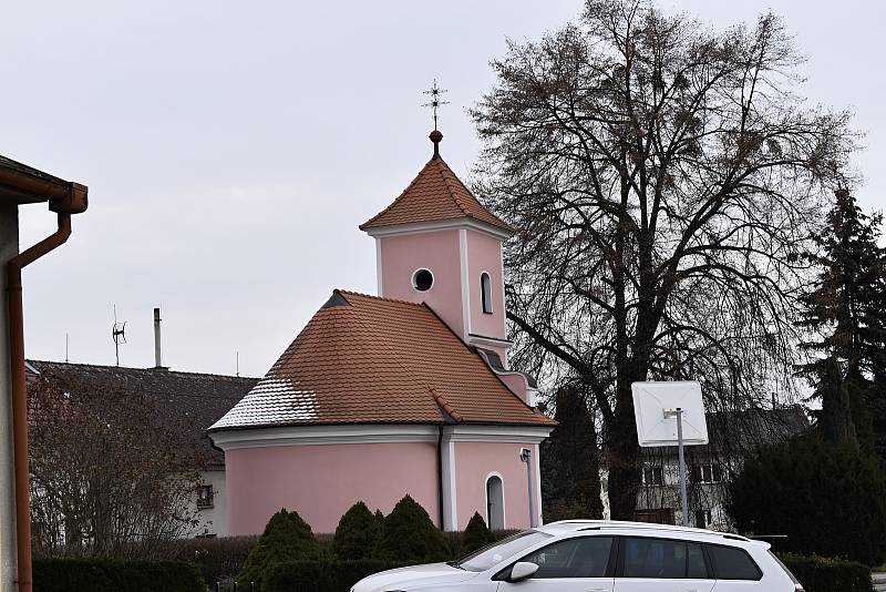 Slatinky jsou malou obcí krčící se ve stínu Velkého Kosíře.