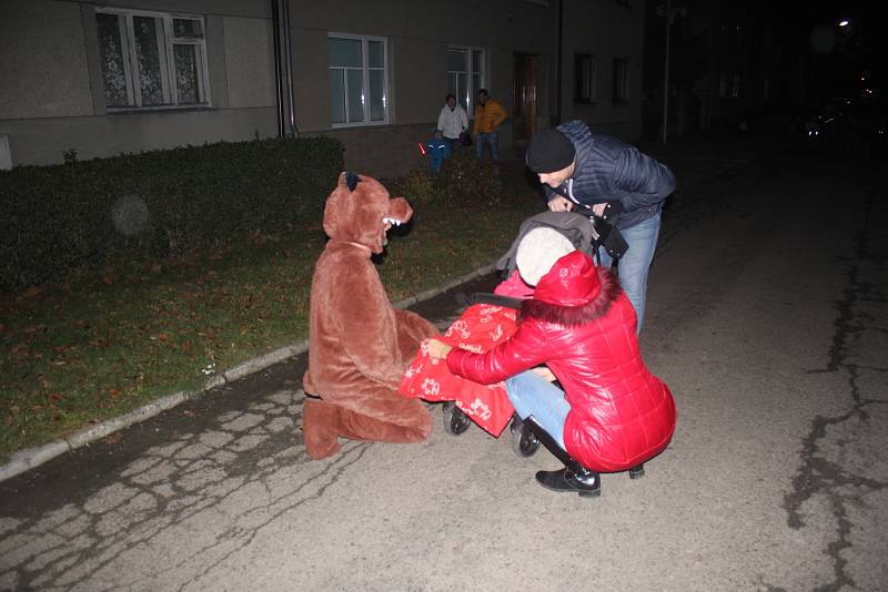 Nejdříve uložili zvířátka k zimnímu spánku, pak se pobavili v sokolovně.