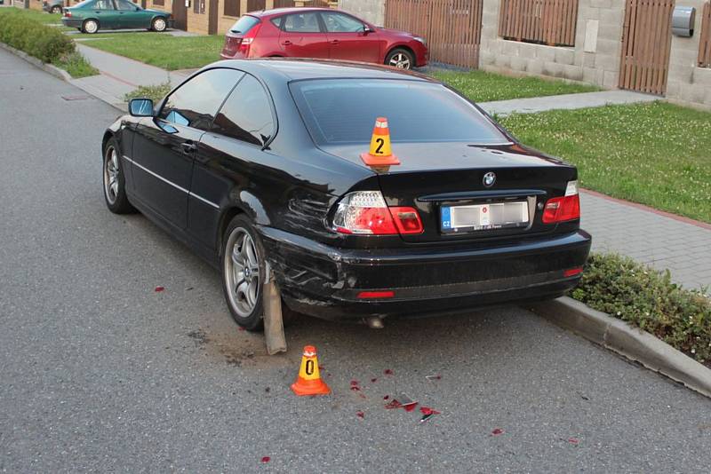 Půjčil si od známého auto, naboural BMW, které bylo zaparkované na silnici a od místa ujel.