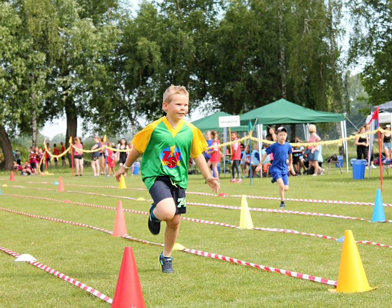 Atletika baví. Sportovní den na olšanském hřišti zabavil na dvě stovky dětí.