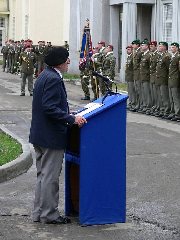 Páté vyročí založení 102. průzkumného praporu doplnilo v Prostějově odhalení pamětního památníku.