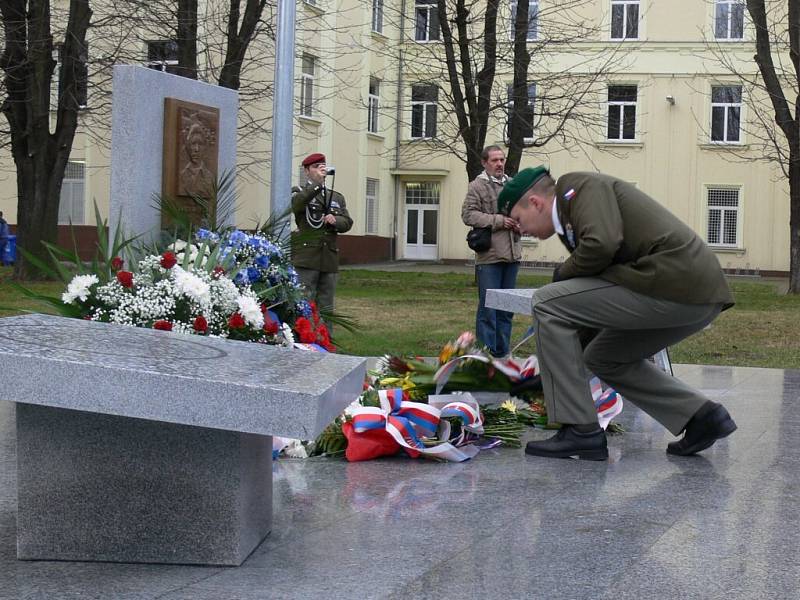 Páté vyročí založení 102. průzkumného praporu doplnilo v Prostějově odhalení pamětního památníku.