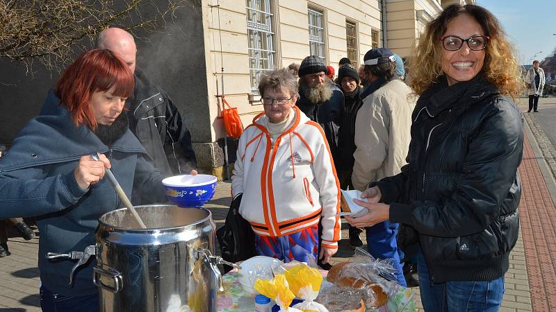 Poslední výdejní den jídla pro lidi bez domova u místního nádraží v Prostějově
