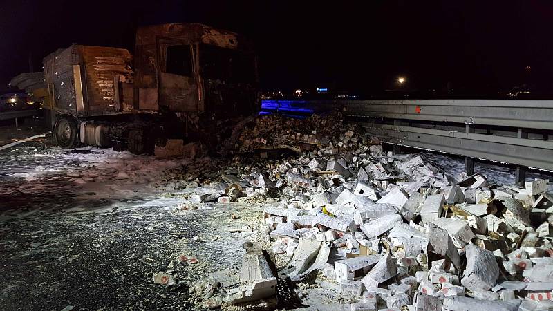 Nehoda dvou kamionů a dodávky s následným požárem na D46
