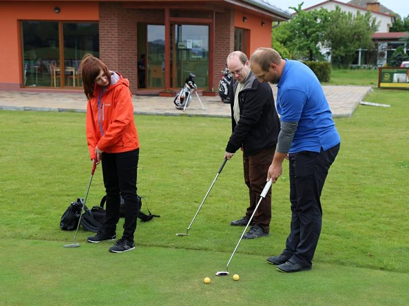 Redaktorka Deníku Hanka Masaříková si vyzkoušela golf v Golf Resortu Prostějov v Kostelci na Hané