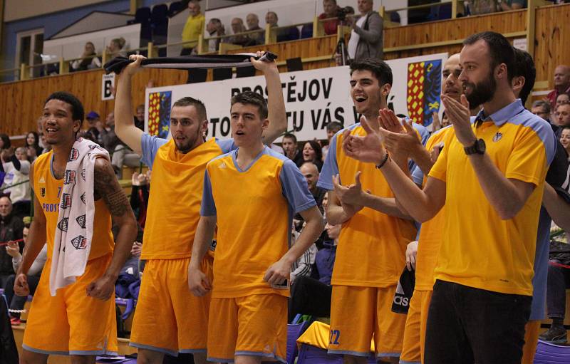 Prostějovští basketbalisté pětatřicet minut na soupeřem vedli, pak ale přišlo velké množství ztrát. Ostrava duel otočila a sebrala tak Hanákům naději na první letošní výhru.