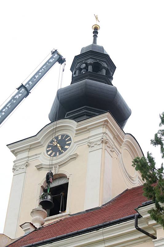 Nové dva zvony, byly v sobotním dopoledni vyzdviženy do věže kostela svatého Jakuba Staršího v Kostelci na Hané. Požehnal jim biskup Josef Nuzík. 27.7. 19