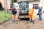 Hlavní křižovatku v Pavlovicích u Kojetína zaplavily tuny bláta z utrženého svahu. 14.6. 2019