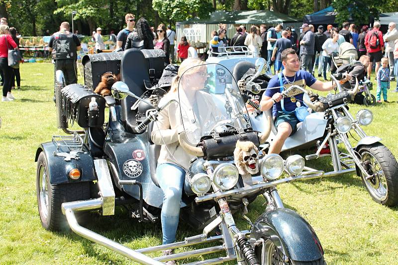 Happening s vůní guláše a hořkou chutí piva v prostějovských Kolářových sadech. 18.5. 2019