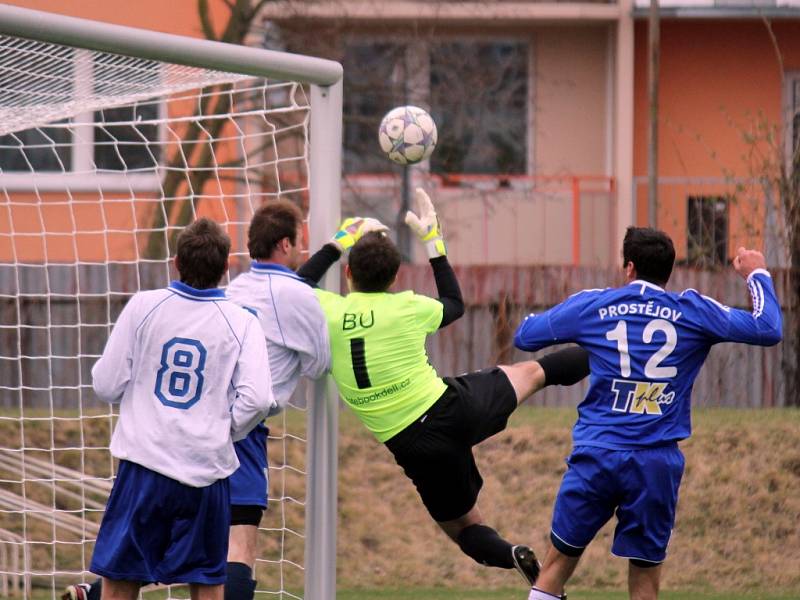1. FK Prostějov (v modrém) vs. FC MSA Dolní Benešov - Hostující obrana musela řešit řadu ošemetných situací