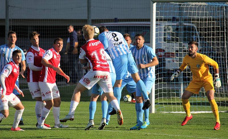 Fotbalisté Prostějova (v modrém) vybojovali s Pardubicemi cennou remízu.