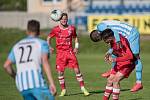 Fotbalisté Solomon Omale z Prostějova (vpravo v modrém) a Jan Silný z Líšně (vpravo v červeném) v souboji o míč.