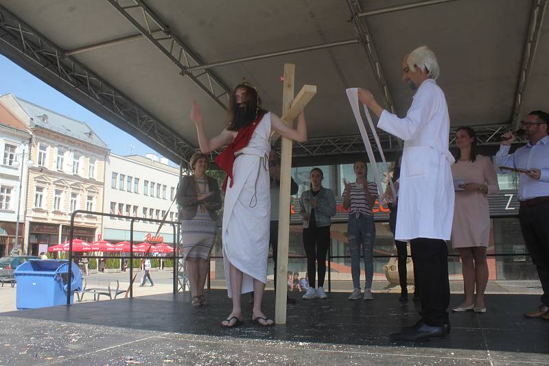 Studentský Majáles nakonec ovládlo Cyrilometodějské gymnázium. Za jeptišky získalo speciální cenu, králem Majálesu se pak stal také student CMG Jakub Szymsza coby Ježíš.