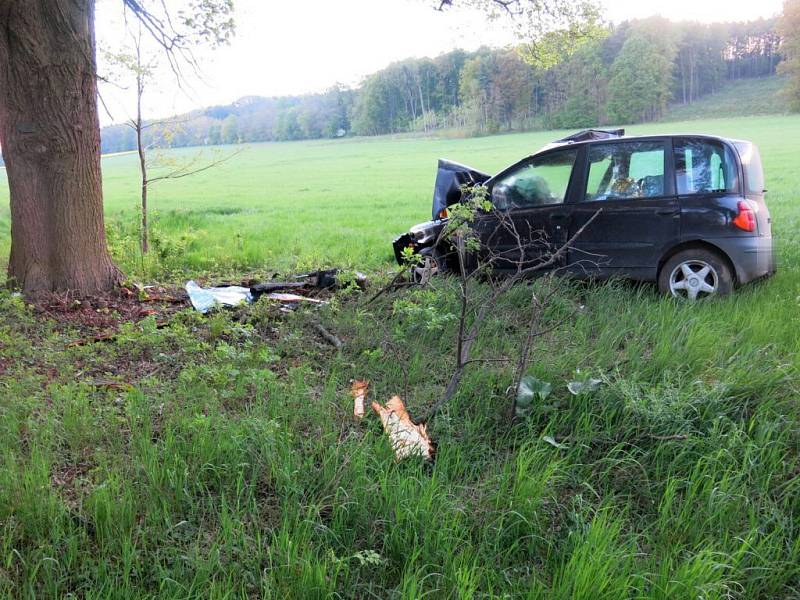 Havárie Fiatu Multipla mezi Krakovcem a Bohuslavicemi na Prostějovsku