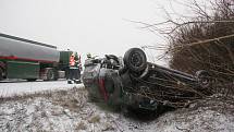Jedna z prvních nehod způsobená ledovkou a sněhem se stala ve středu před patnáctou hodinou na rychlostní silnici R46 ve směru z Olomouce v blízkosti Prostějova. Ford Focus skončil při nehodě v příkopu na střeše.Před nehodu se začaly tvořit dlouhé kolony