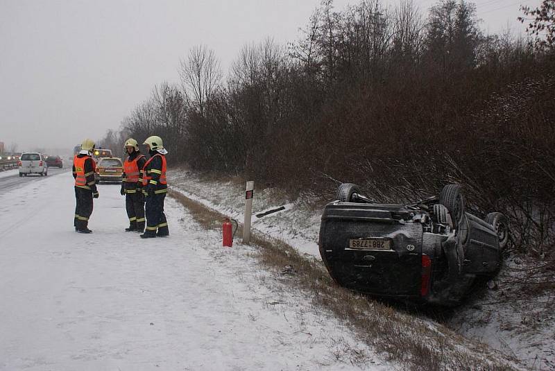 Jedna z prvních nehod způsobená ledovkou a sněhem se stala ve středu před patnáctou hodinou na rychlostní silnici R46 ve směru z Olomouce v blízkosti Prostějova. Ford Focus skončil při nehodě v příkopu na střeše.Před nehodu se začaly tvořit dlouhé kolony