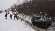 Jedna z prvních nehod způsobená ledovkou a sněhem se stala ve středu před patnáctou hodinou na rychlostní silnici R46 ve směru z Olomouce v blízkosti Prostějova. Ford Focus skončil při nehodě v příkopu na střeše.Před nehodu se začaly tvořit dlouhé kolony