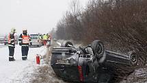 Jedna z prvních nehod způsobená ledovkou a sněhem se stala ve středu před patnáctou hodinou na rychlostní silnici R46 ve směru z Olomouce v blízkosti Prostějova. Ford Focus skončil při nehodě v příkopu na střeše.Před nehodu se začaly tvořit dlouhé kolony