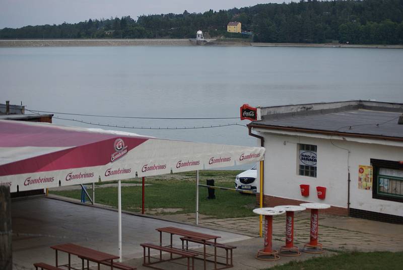 Místo, kde se na pláži U Lázničků na plumlovské přehradě odehrávají víkendové diskotéky. Mladiství na ně míří už notně posilnění alkoholem cestou.