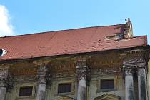 Řádění živlů při bouřce 1. července 2019 zanechalo viditelné stopy i na střeše plumlovského zámku.