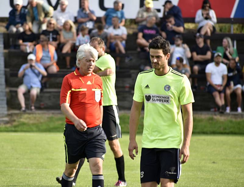 Fotbalisté Čechovic (v modrém) zvládli historickou premiéru v krajském přeboru na jedničku. Rapotínu nasázeli tři góly, 7. 8. 2022