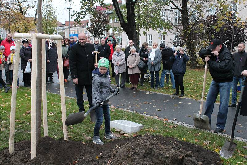 Sázení lípy k uctění 100. výročí vzniku československého státu ve Smetanových sadech v Prostějově