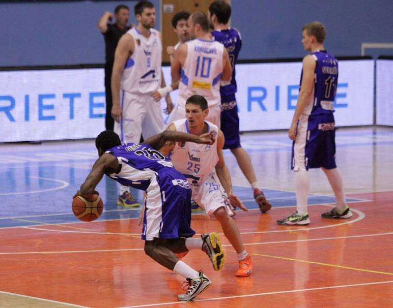 Prostějovští basketbalisté uzavřeli v sobotu základní část Mattoni NBL. V posledním zápase na domácí palubovce porazili Brno 91:76.