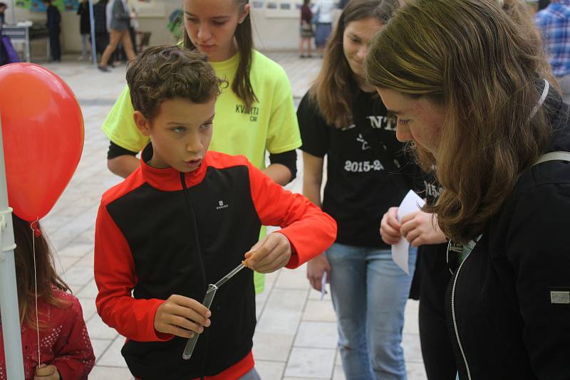 Cyrilometodějské gymnázium slavilo čtvrtstoletí své existence. Na prostějovském náměstí se představilo happeningem