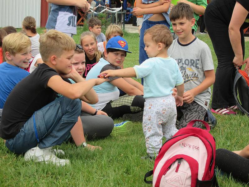 Letečtí nadšenci ze Stichovic připravili pro děti z širokého okolí spoustu zábavy.