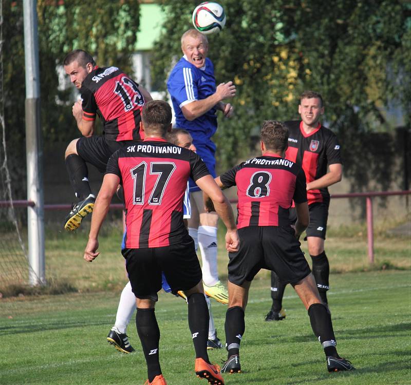 Fotbalisté Lipové (v modrém) vyhrály na hřišti nedalekého Protivanova 4:3