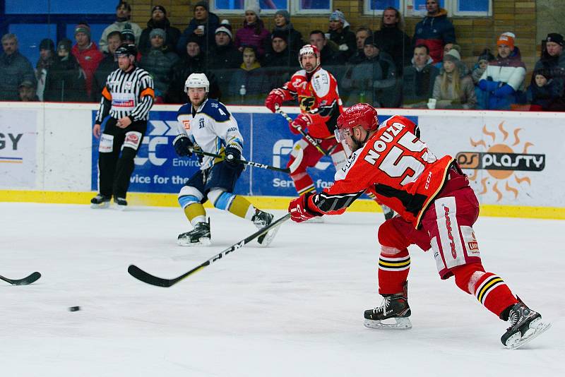 Hokejisté Prostějova (v červeném) zdolali Kladno po nájezdech 4:3 a snížili stav čtvrtfinálové série na 1:2.