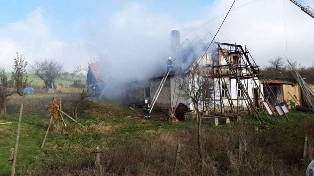 Požár staršího rodinného domku v Ludmírově na Prostějovsku