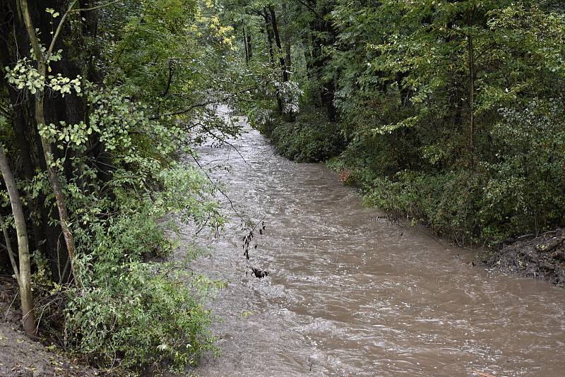 Rozvodněná Hloučela protékala zběsilým tempem i Soběsukami. 14.10. 2020