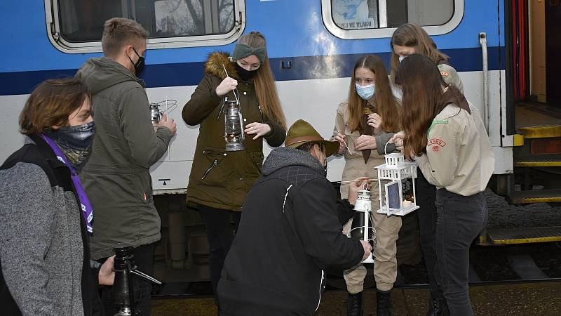 Betlémské světlo dorazilo do Prostějova rychlíkem Bouzov. 19.12. 2020