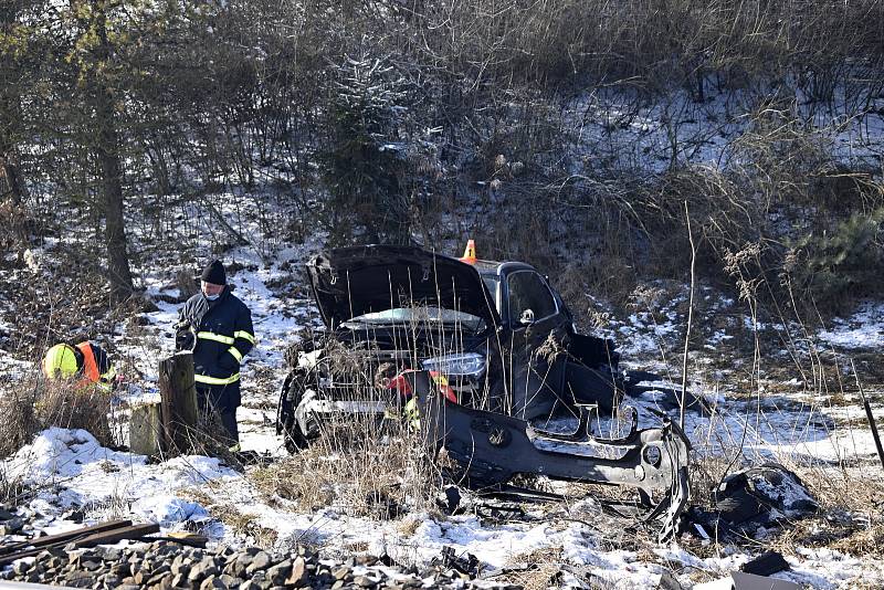 Srážka rychlíku s BMW na přejezdu v Prostějově, 15.2. 2021.