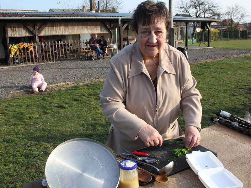 V Držovicích přivítali jaro. Uvařili k tomu jarní polévku, nechali hořet morenu a vhodili ji do Romže a po proudu řeky pak vyslaly ještě ručně vyrobené věnečky. 