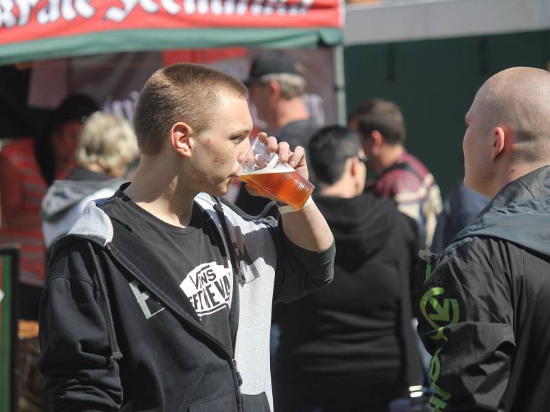 Třetí ročník pivních slavností přilákal za prostějovský velodrom davy lidí i desítky pivovarů.